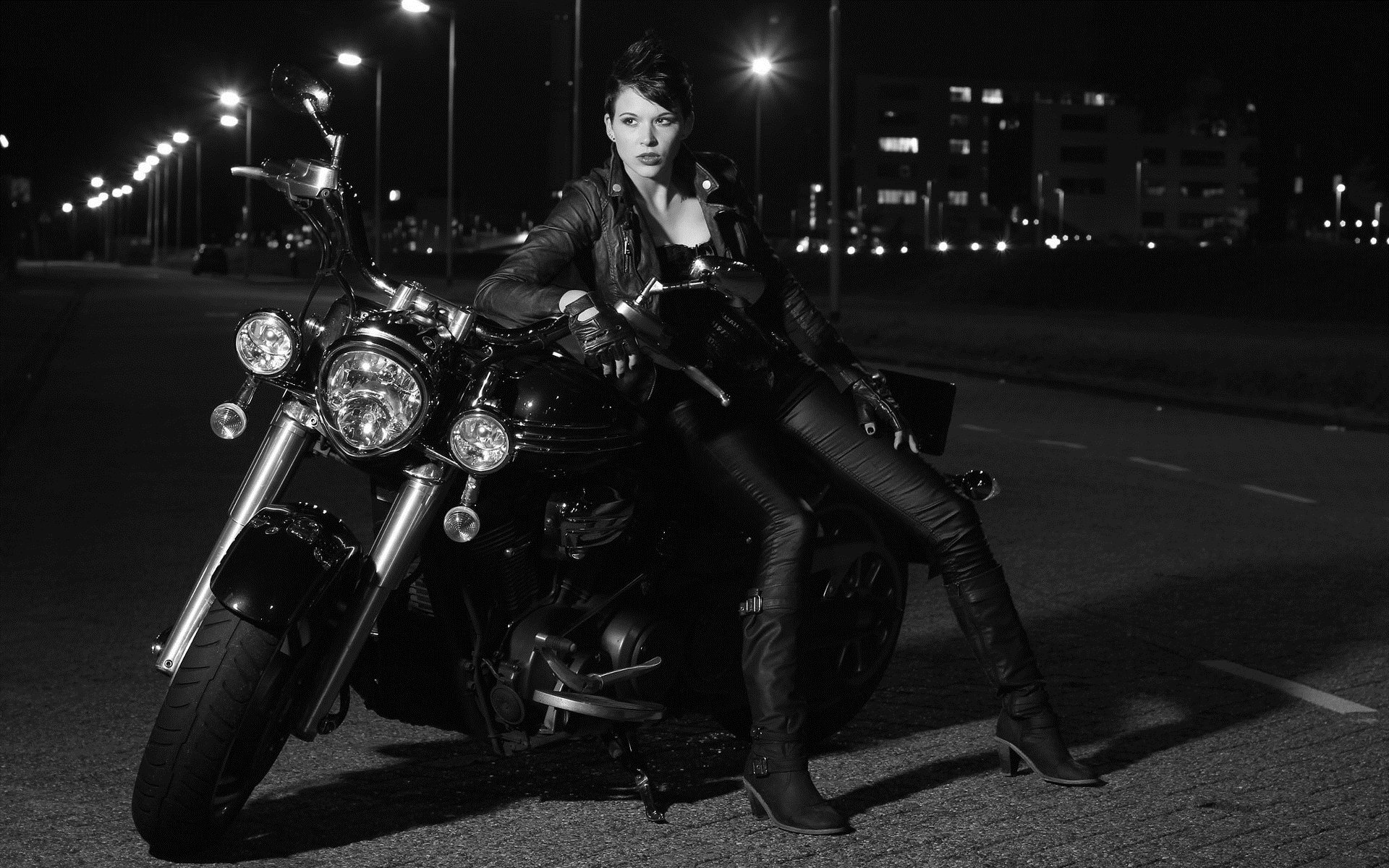 Photo Beautiful girls and motorcycles in Batam